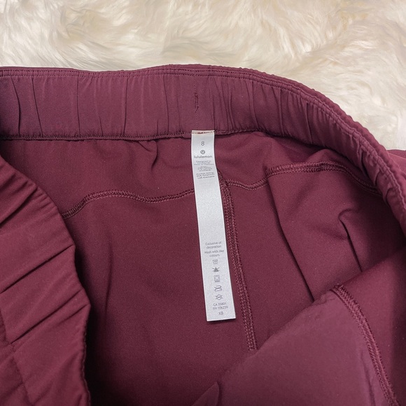 NWT lululemon on the fly pant size 8 Cassis Garnet - Picture 5 of 8
